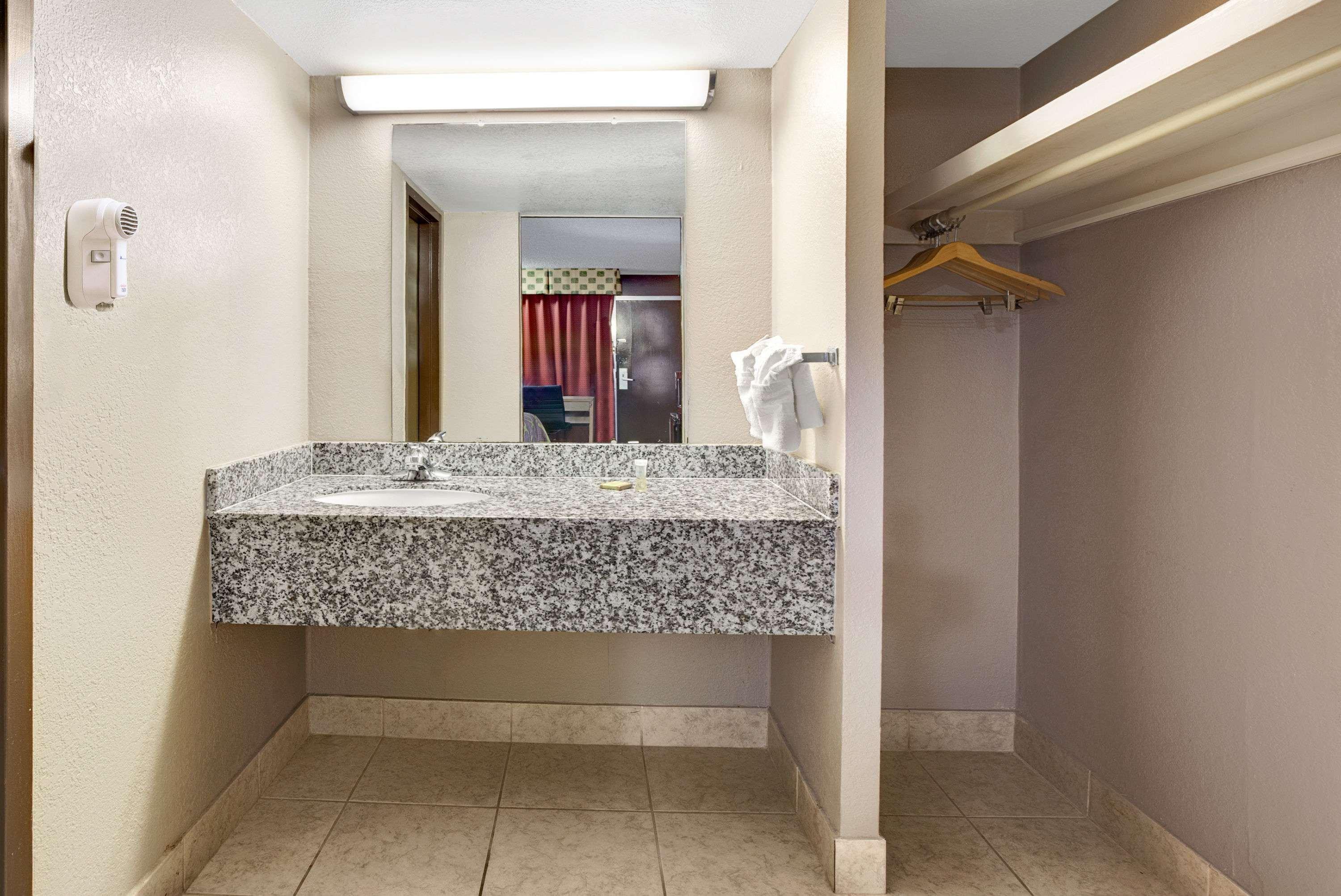 Super 8 By Wyndham Norman Otel Dış mekan fotoğraf